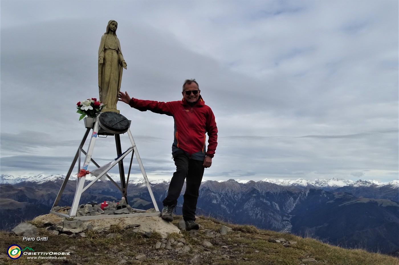 53 Alla Madonnina del Pizzo Baciamorti (2006 m)...col cielo rannuvolato e vento freddo .JPG